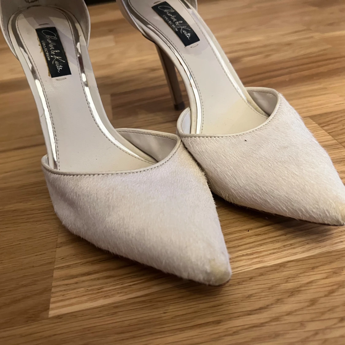 Beige pumps med spetsig tå och dragkedja - 3