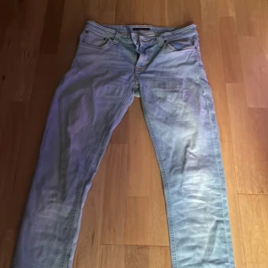 Nudie jenas  - Feta nudie jeans i en schysst tvätt, väldigt bra skick inga defekter. Modellen är slim fit o sitter perfekt längs benen!