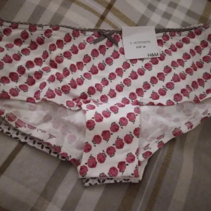 Helt nya, oanvända 3-pack hipsters trosor från H&M, strl 36 - 3-pack helt nya oanvända hipster trosor från H&M i storlek 36. Ett par är vita med cerisa blommor, ett par är helvita och ett par är vita med mönster. Alla har mjuk resår och spetskant upptill. Perfekta för dig som gillar bekväma underdelar.