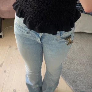Ljusblå jeansbyxor - Säljer ett par ljusblå jeans från hm barnavdelningen! Slutsålda på hemsidan och är knappt använda! skriv för fler frågor❣️❣️Lågmidjade bootcut