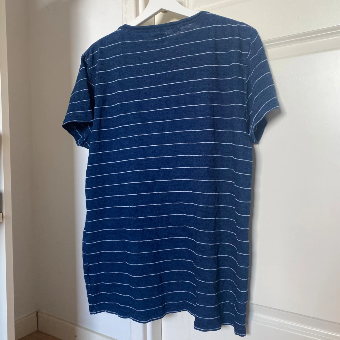 Blå randig t-shirt med bröstficka - 1