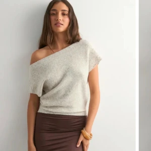 Wide Neck Knit Top - Hejjj!! Säljer min tröja från Nelly, nästan helt oanvänd har använt den en till två gånger.