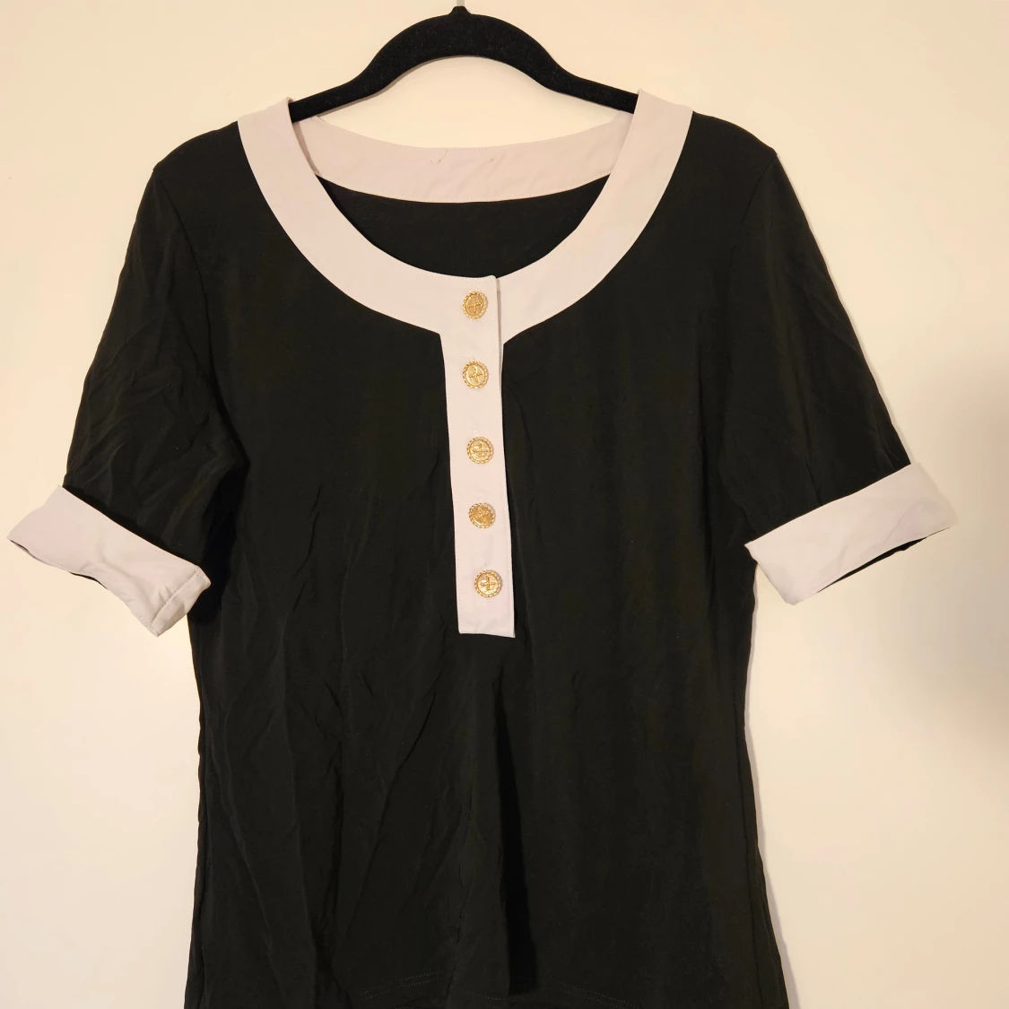 Svart och vit blus med guldknappar från Mexiko