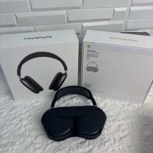 AirPods Max - Apple AirPods Max i mycket fint skick, komplett med originalkartong och Smart Case. Trådlösa over-ear hörlurar med aktiv brusreducering, hög ljudkvalitet och elegant design. Inga synliga repor eller skador, ser nästan nya ut.