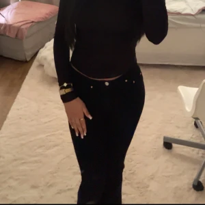 Svarta jeans - Svarta low waist bootcut jeans från Gina Tricot, bra skick