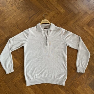 Beige half zip från Stenströms - Snygg beige stickad tröja från Stenströms med krage och half zip-dragkedja. Tröjan är fin till allt möjligt. Hör av er vid funderingar !