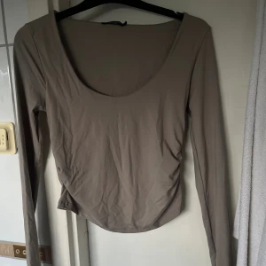 Beige långärmad topp från Stradivarius - Säljer en topp från stradivarius som är i nyskick