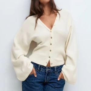 Tröja/kofta Gina - Helt ny kofta/tröja från Gina som är helt slutsåld i alla storlekar! Råka köpa dubbletter. Finns att köpa på min vinted också med billigare frakt: Vendela000000