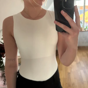 Vit body från Na-Kd - Vit otroligt mjuk body från Na-Kd i glansigt material🤍 använd kanske en gång🤍skriv vid frågor🥰