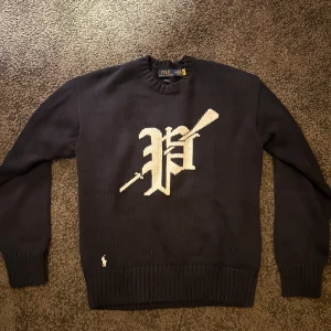 Stickad Polo Ralph Lauren tröja  - Tja, säljer nu min helt nya stickade Polo Ralph lauren tröja skivan är 10/10 helt ny använd en gång. Ny pris på denna är 2899. Vid frågor tveka inte på att höra av dig.