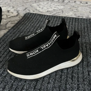 Micheal kors skor - Snygga, använda några gånger. Säljer för att jag köpte fel storlek. Är även öppen för byten🥰