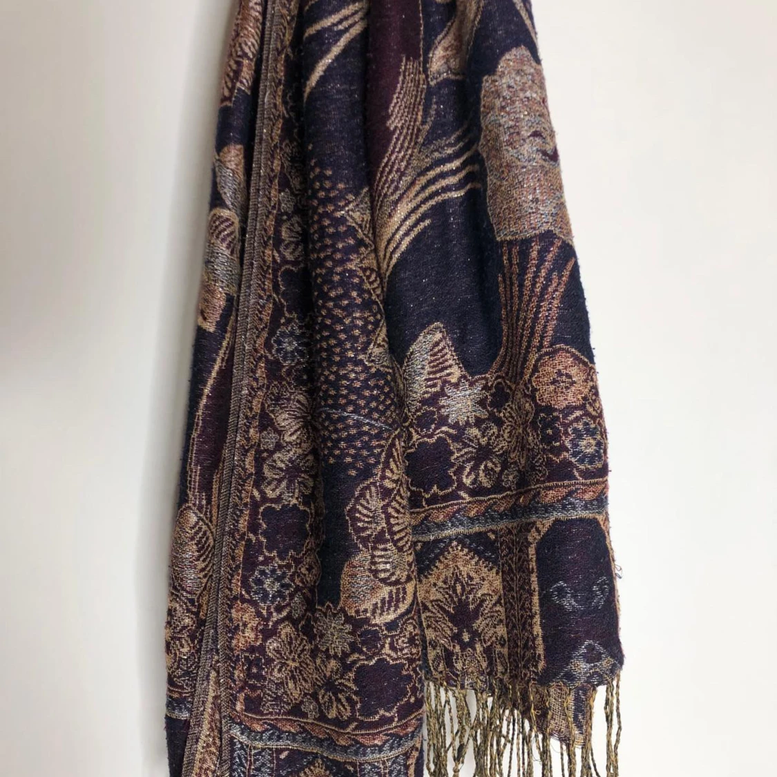 Blommig mörkblå halsduk med fransar - 2