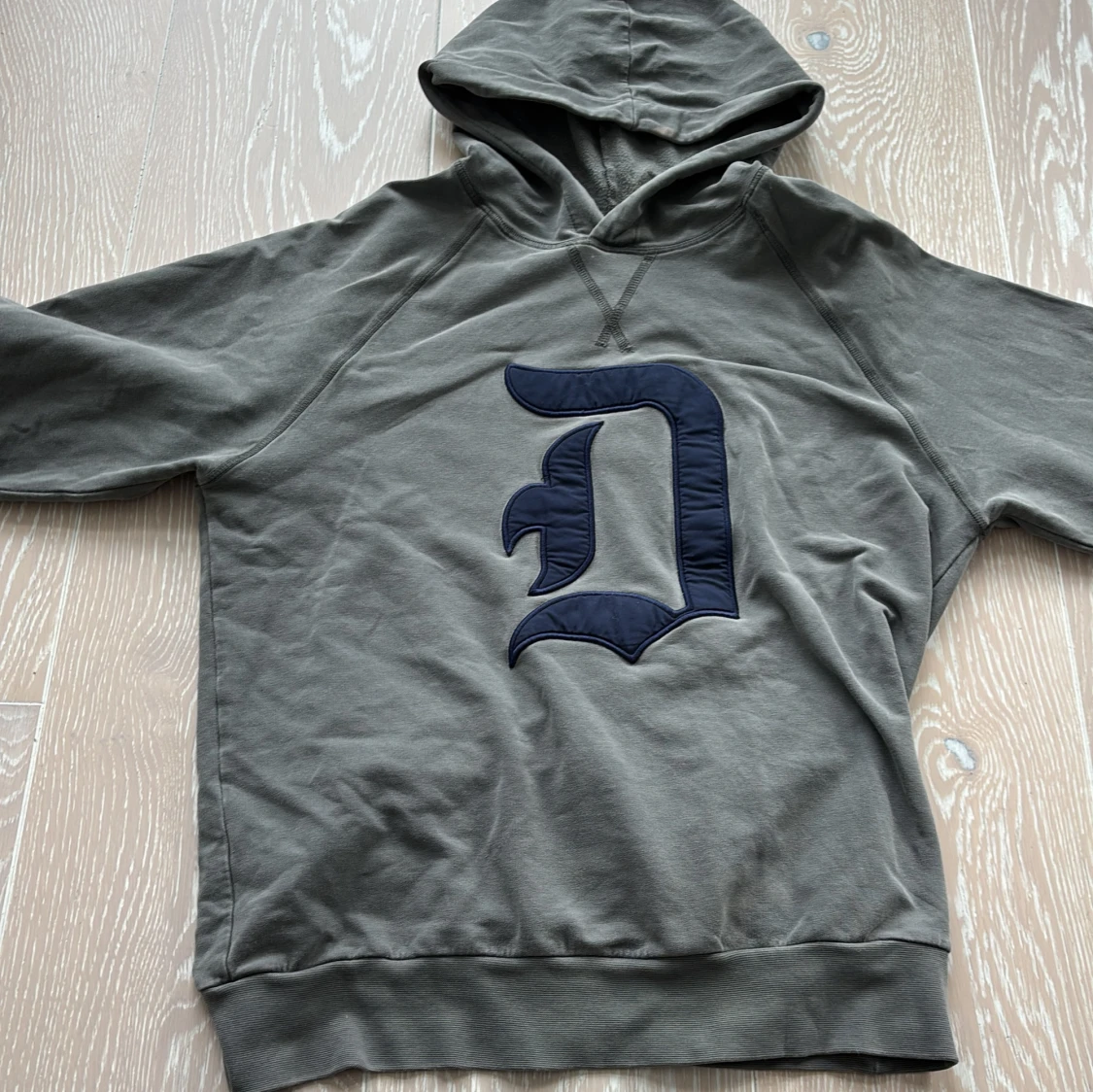 Grå hoodie från Dondup med blå D