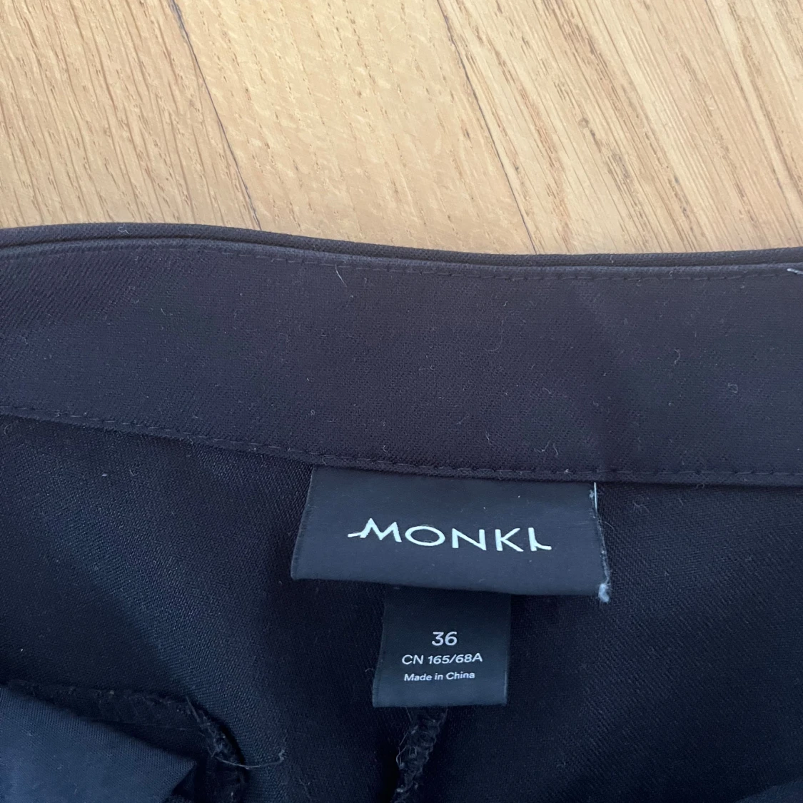 Svarta kostymbyxor från Monki, stl 36 - 1