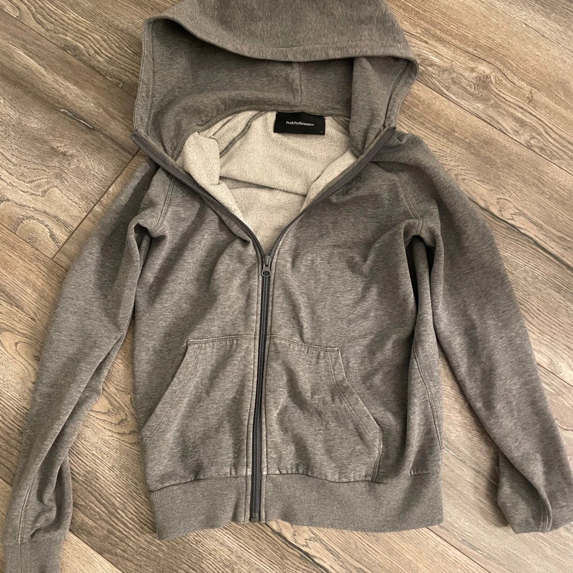 Grå hoodie från Peak Performance - 2