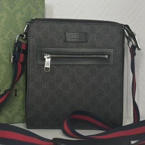 Messenger bag  - En helt ny väska som aldrig är använd. Boxen ingår. Priset går alltid att diskutera. Om du har några frågor eller vill ha mer bilder så är det bara att skriva. 