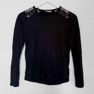 Tröja - Fin tröja från Cubus i storlek 158/164! Bra skick. Köparen står för frakten men kan även mötas upp i Uppsala, Knivsta eller Sigtuna. Tveka inte att fråga mig om något!🐦‍⬛