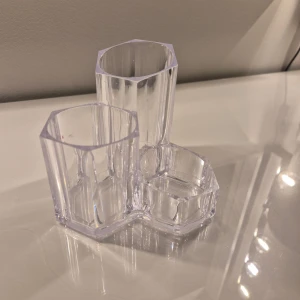 Sminkborsthållare - Passar perfekt för allt från sminkborstar till pennor❣️