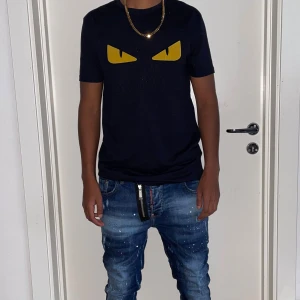 Fendi t shirt strl M - Helt ny. Fin replika med grym kvalitet. Modellen är 175cm,väger 67kg,Bär M på bilden, Pris: 599kr. Först till kvarn