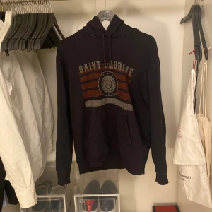 Saint Laurent Hoodie - Saint Laurent Hoodie | Tar bud | En av de få autentiska kvar (kvitto finns) | Storlek: S | Skick: Mycket bra | Först till kvarn!