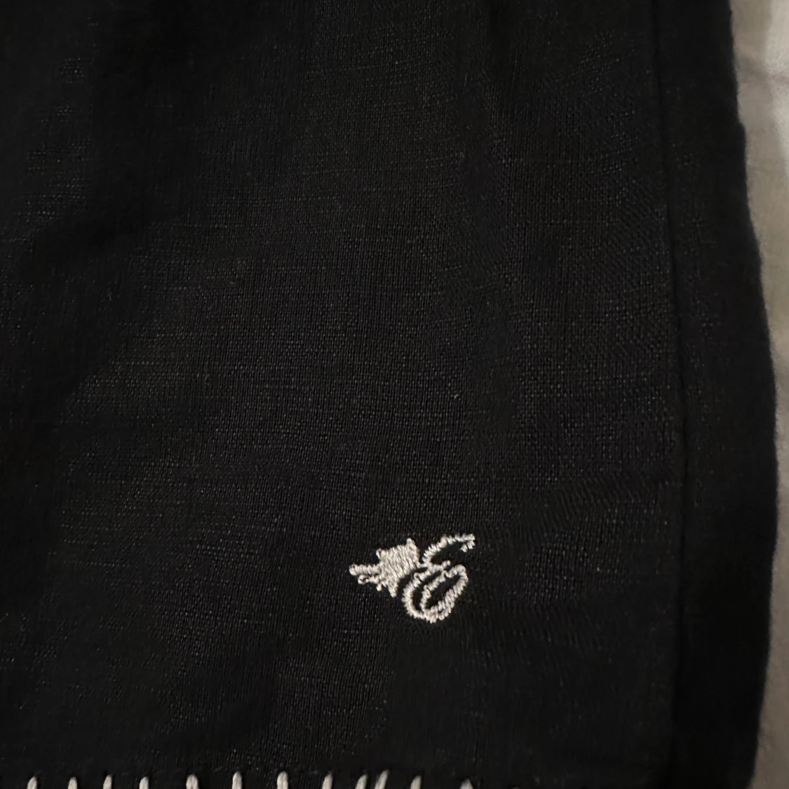 Svart blus med broderi från Esprit - 3