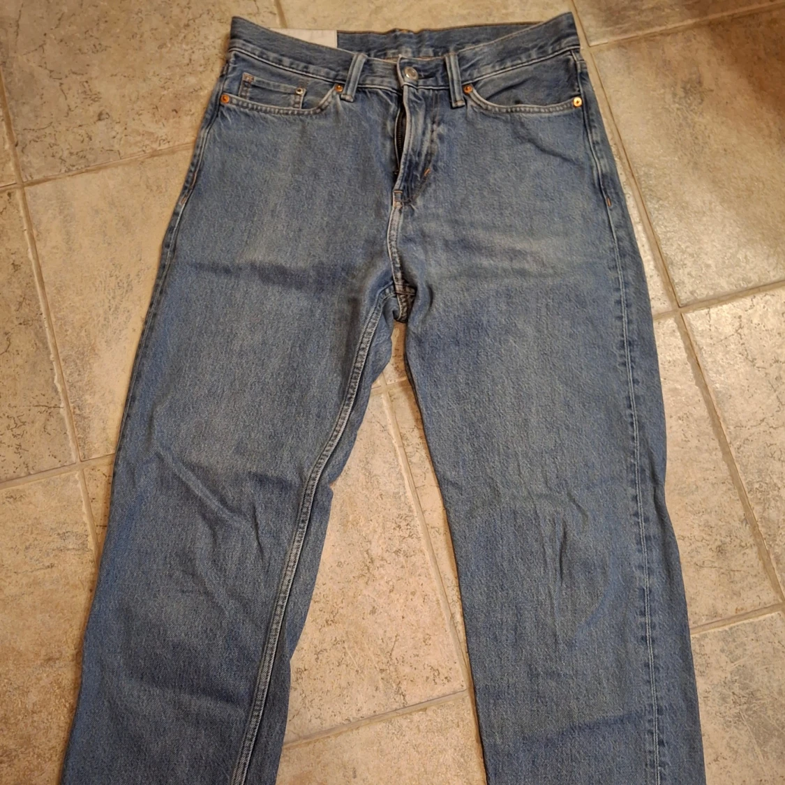 Blå relaxed fit jeans från H&M