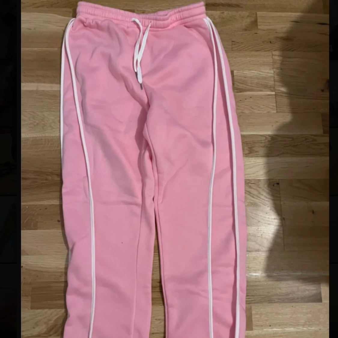 Rosa mjukisbyxor med vita ränder