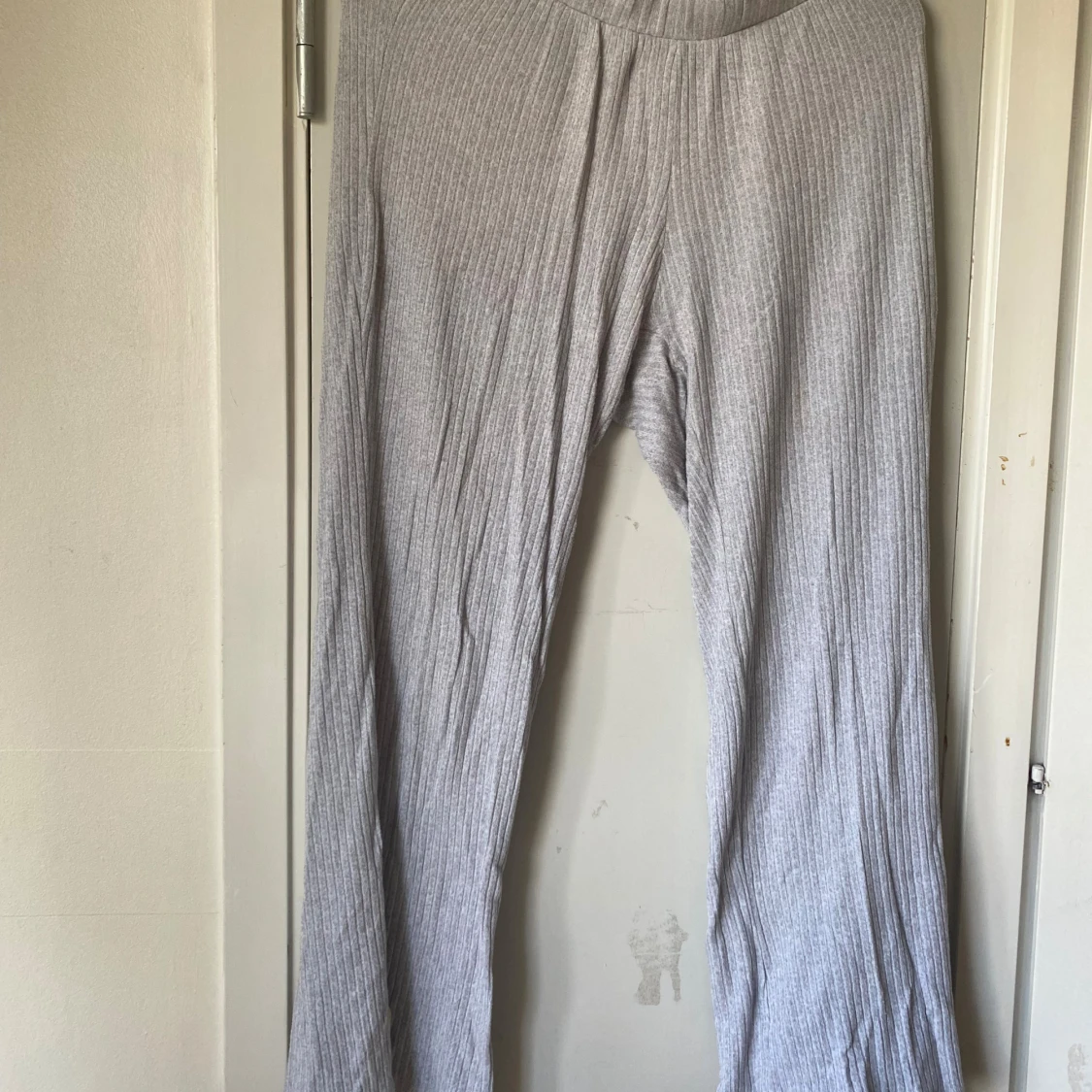 Gråa mjukissbyxor Gina Tricot