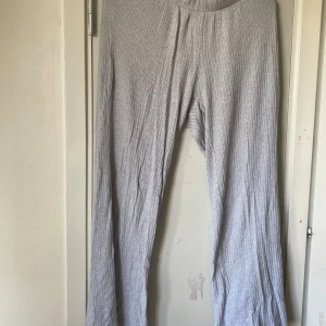 Gråa mjukissbyxor Gina Tricot  -  Säljer gråa mjukisbyxor från Gina Tricot i storlek S jätte stretchiga 