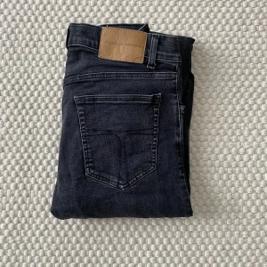 Svarta tiger of Sweden jeans - Svarta tiger of Sweden jeans i storlek 30/32| nypris är runt 1200 kr| skicket är som nytt, inga defekter!| skriv vid minsta fråga eller fundering!