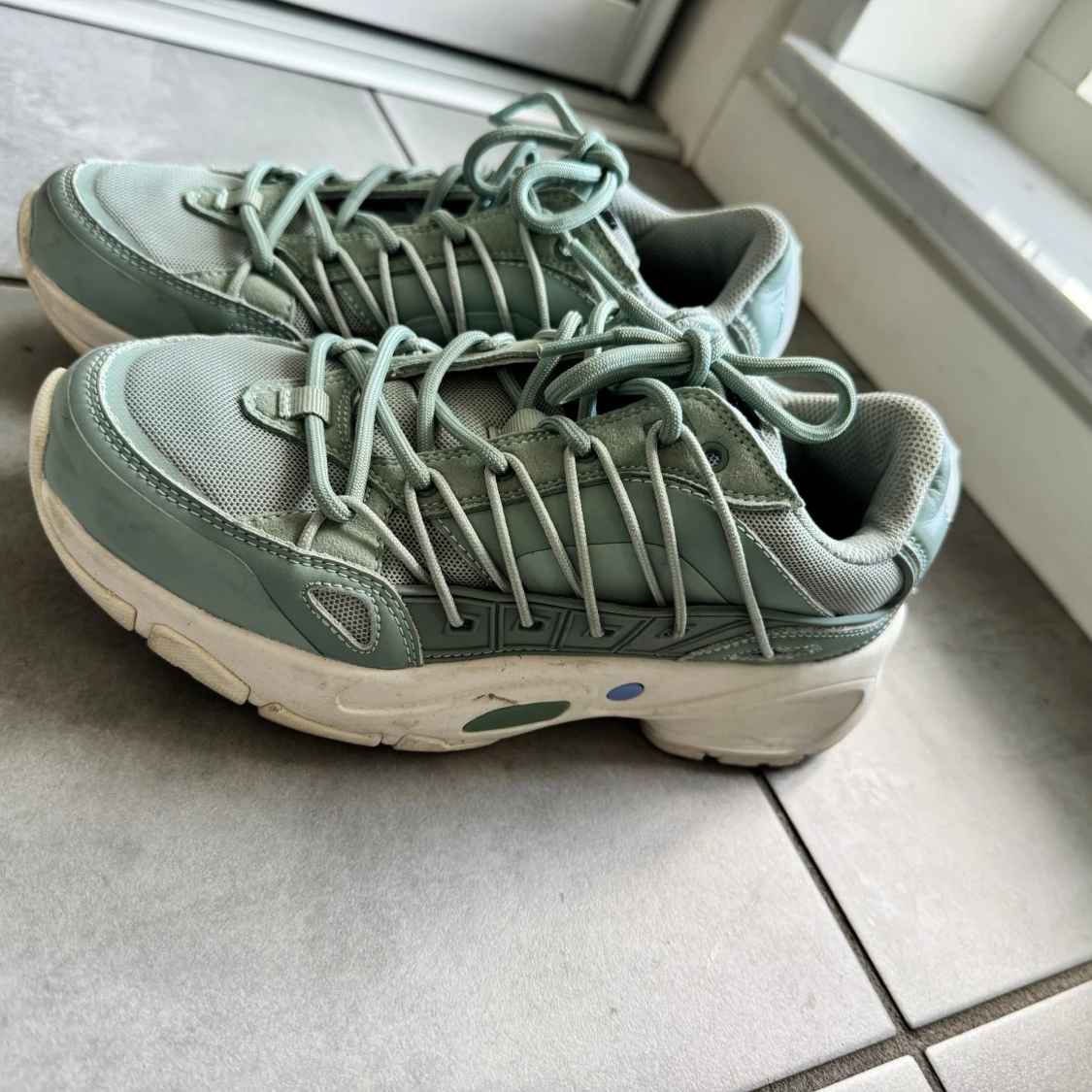 Mintgröna sneakers från MCQ strl 37 - 1