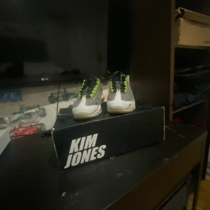 Nike Air Max 95 Kim Jones grå/gul - Nike Air Max 95 Kim Jones edition i svart, grått och voltgul. Snygga detaljer med svarta och neongula snören, samt coola inslag av vitt och grått på ovandelen. Ikonisk Air Max-sula och modern design, perfekt för dig som vill sticka ut.