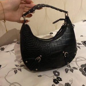 Snygg svart väska  - Helt ny, kommer ej till användning 