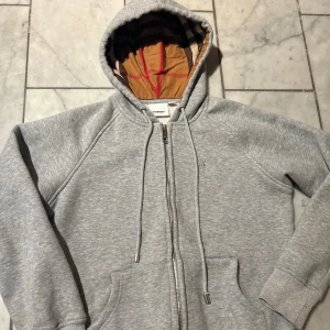Burberry hoodie  - En zip up hoodie ifrån burberry. Använd men inte defekter! Skriv om frågor osv och kolla gärna min profil❕❕ pris går att diskuteras 