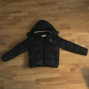 Calvin Klein Vinter Jacka - As snygg svart äkta Calvin Klein vinter jacka nu till vintern! Inge fel på den alls allt är som det ska, säljer den för att den inte passar nå mer. Köp snabbt!