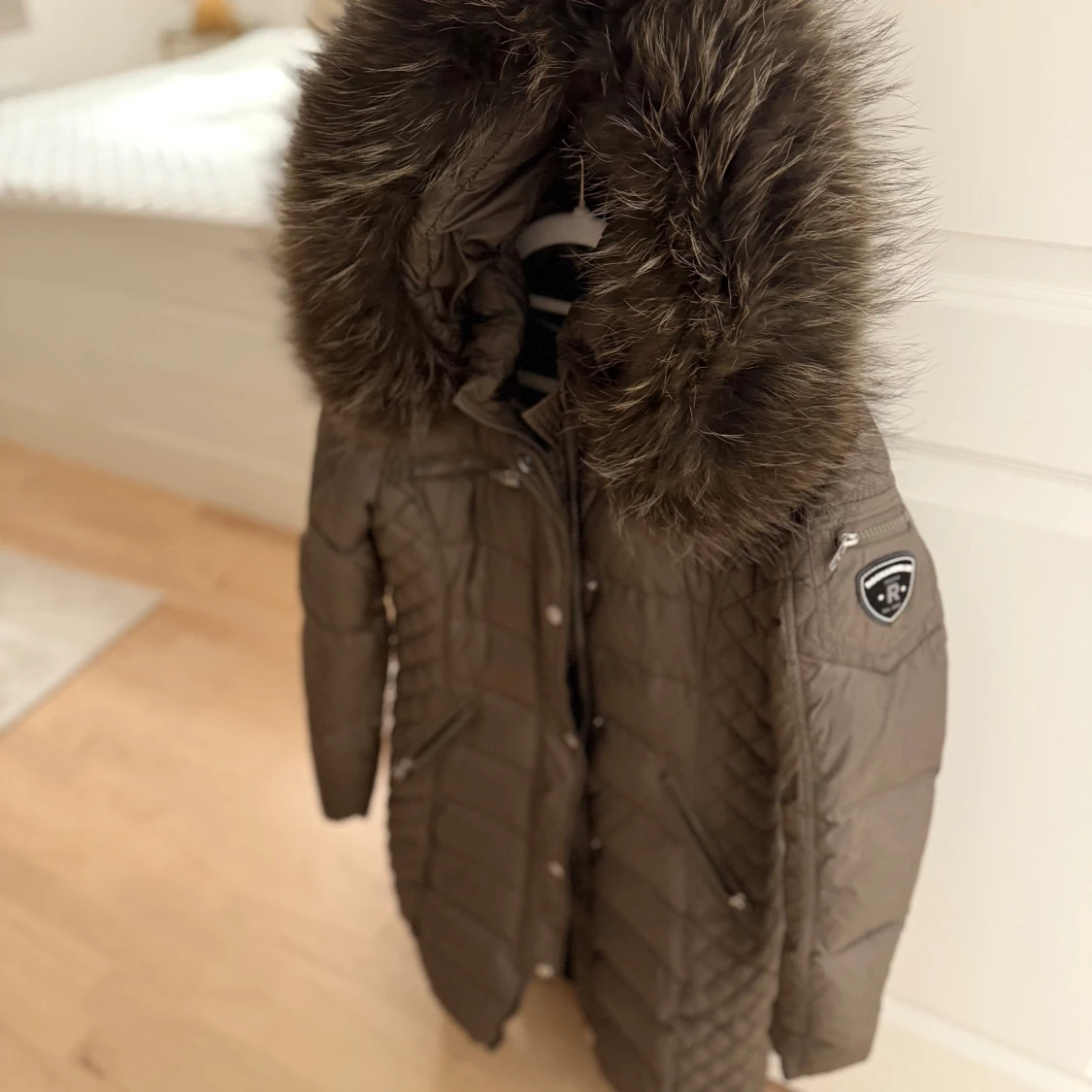 Brun lång dunjacka med fuskpäls