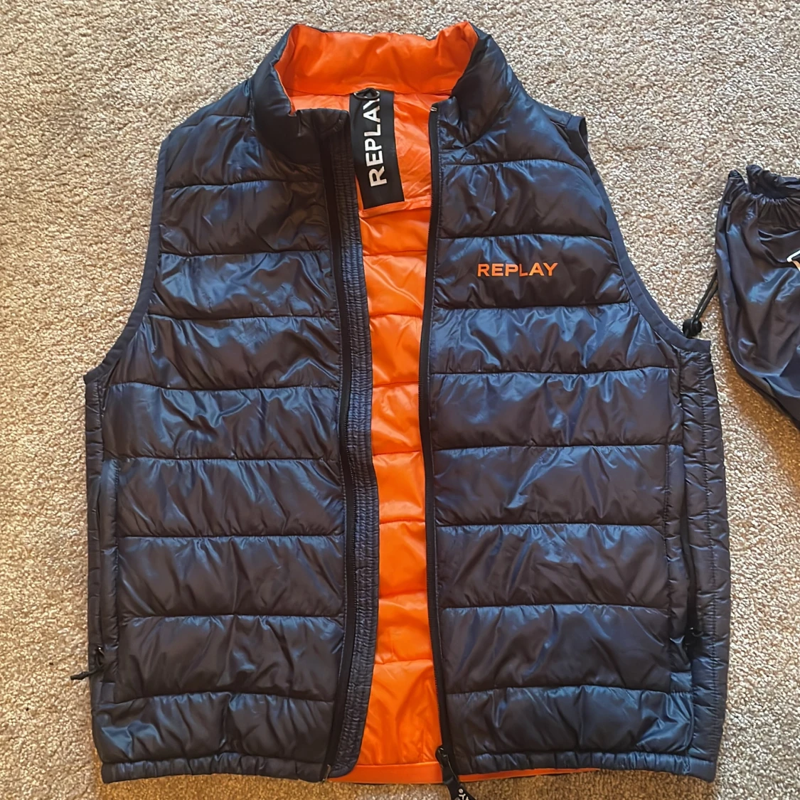 Svart dunväst från Replay med orange foder - 1