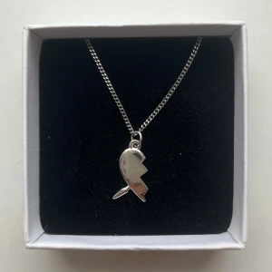 Silverfärgat halsband med trasigt hjärta - Jätte snyggt oanvänt silvrigt halsband. 