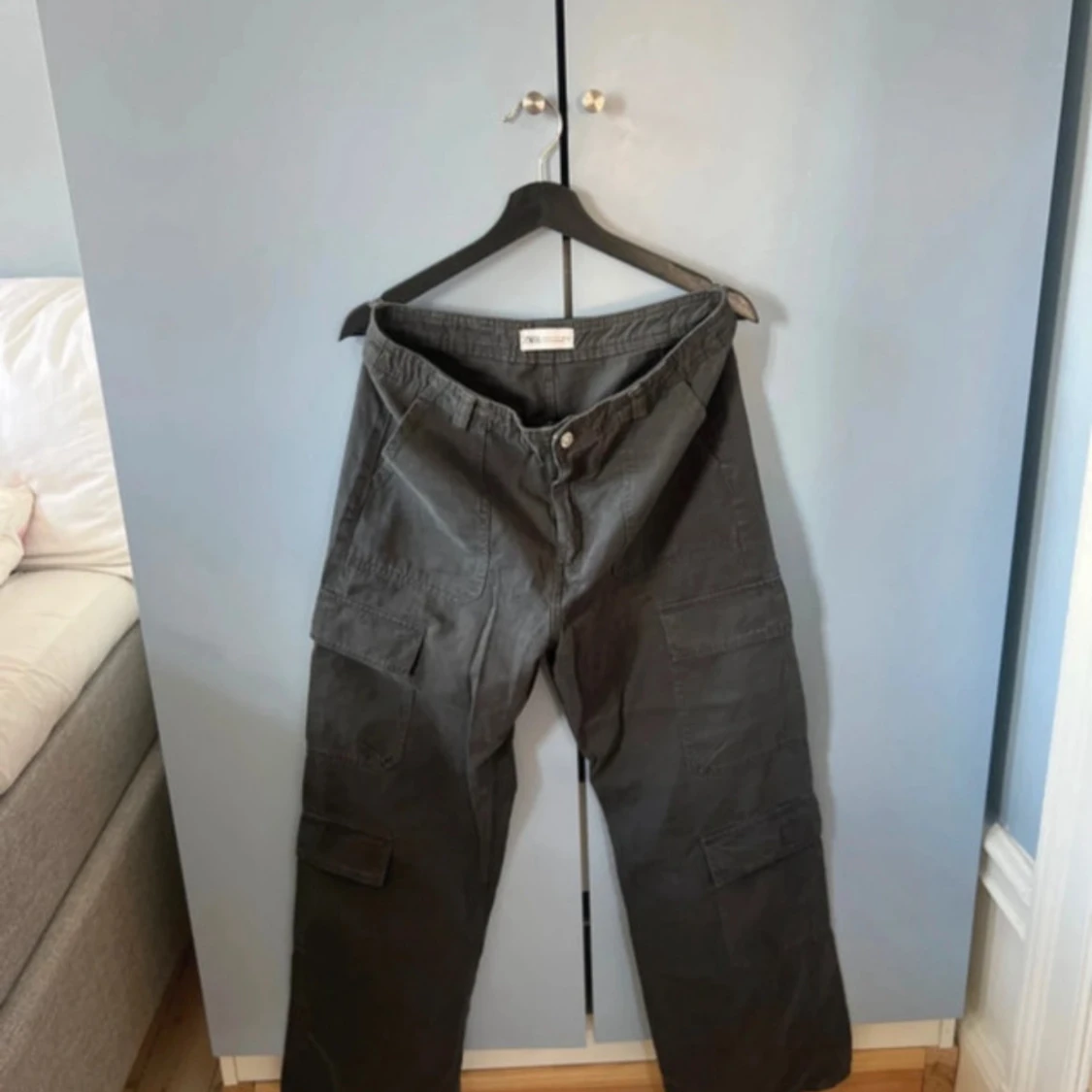 Gråa cargo byxor Zara - 3