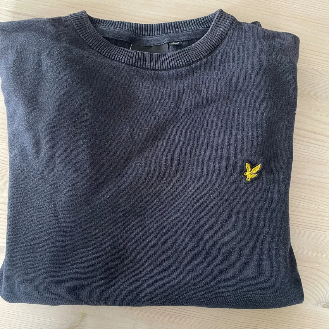 Mörkgrå stickad tröja från Lyle & Scott