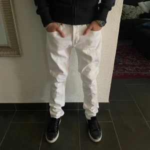 Dondup jeans George - Dondup Jeans George! Trendigaste jeansen på marknaden. Skick = 9,5/10 Ny pris = 4000 kr Säljs för = 999 kr