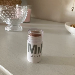 Milk Bronzer Stick - Bronzer stick från Milk i färgen Baked. Endast testad 1 gång! Kolla gärna in mina andra annonser, vill du köpa flera varor så kommer vi överens om ett bra paketpris!