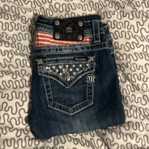 Miss me jeans med USA flagga - Supersnygga miss me jeans i storlek 27, de är skinny men lätt att sy om om man vill det😁