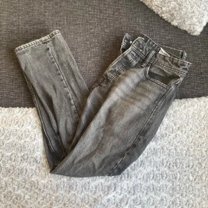 Grå loose fit jeans från Jack & Jones 29/30 - Säljer ett par grå jeans från Jack & Jones i loose fit-modell, modellen heter LOOSE/CHRIS. Jeansen har klassisk femficksdesign, slitning vid ena fickan och raka ben. Materialet är jeans i bomull och färgen är tvättad grå med lite slitna detaljer. Hör av er vid frågor och inga defekter⚡️👌
