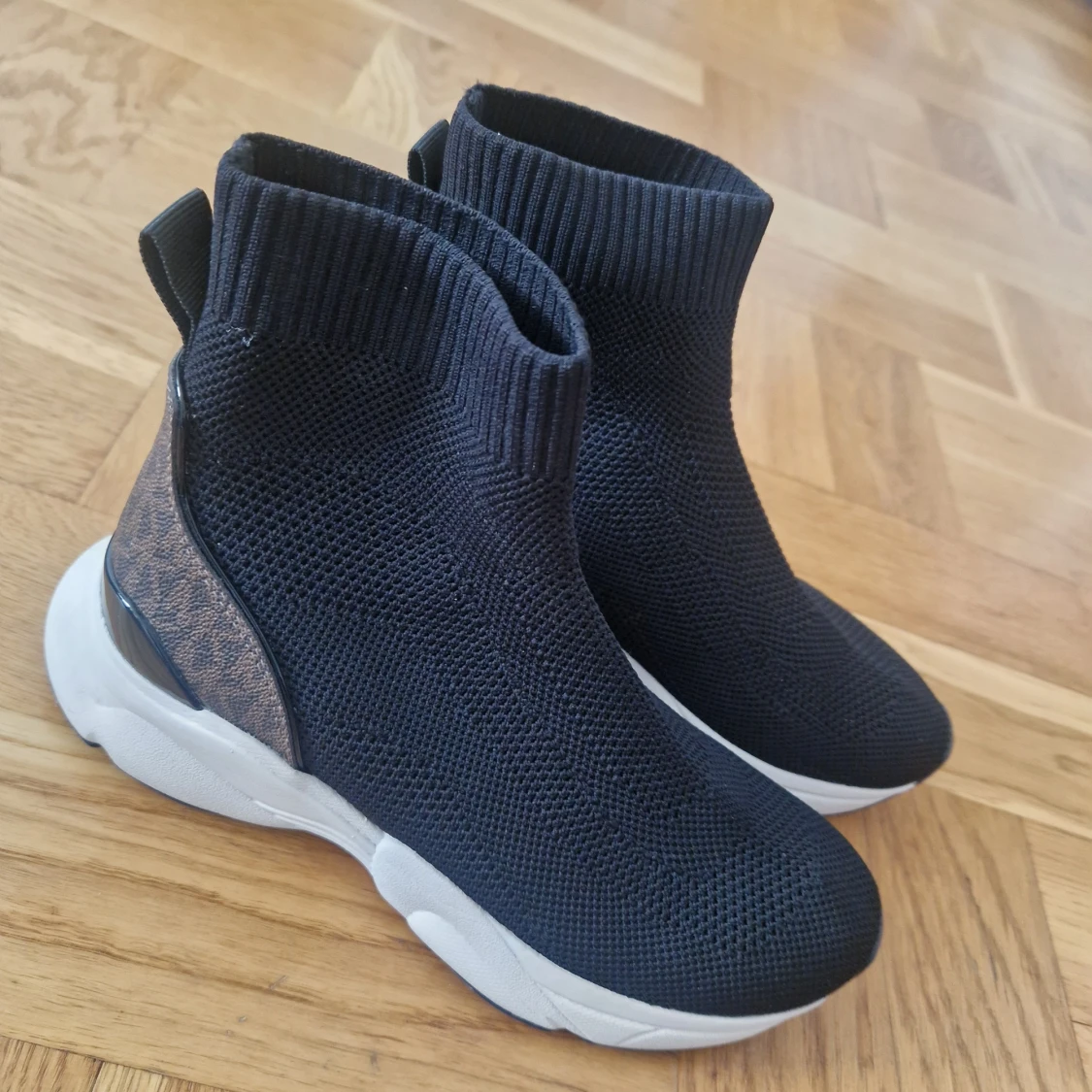 Svarta stickade sneakers Michael Kors