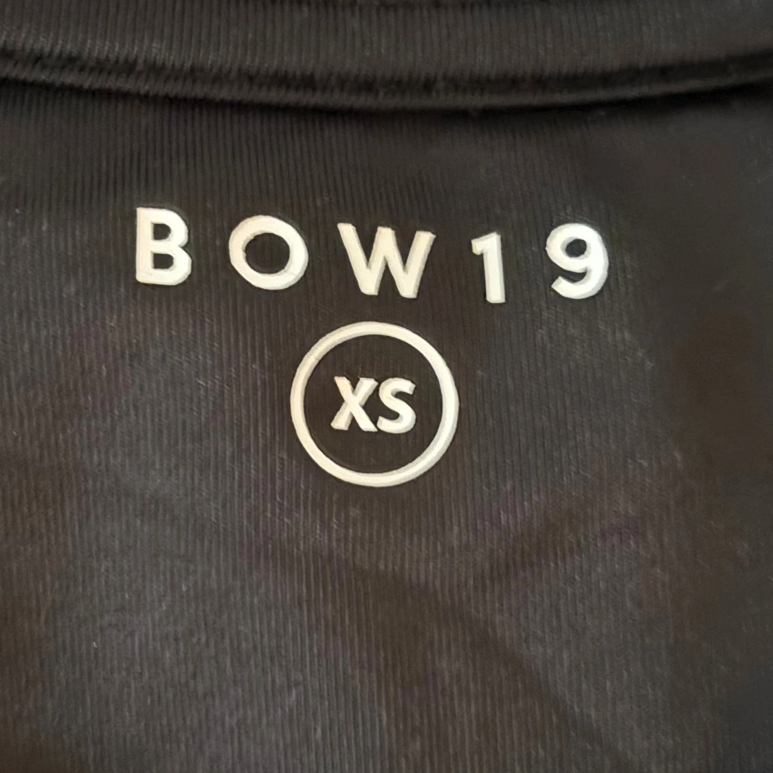 Svart topp med volangärm från BOW19 - 3