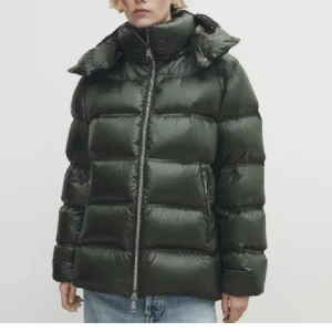 Massimo dutti jacka  - Snygg mörkgrön Massimo dutti jackan är använd 1 vinter. Perfekt för kalla dagar när du vill vara både varm och trendig. 