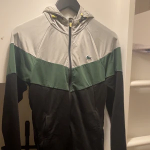 Lacoste - Säljer min Lacoste tröja. Har knappt använt den ser ut som helt ny fräsch. Ord priset är 1,7 mitt pris 400