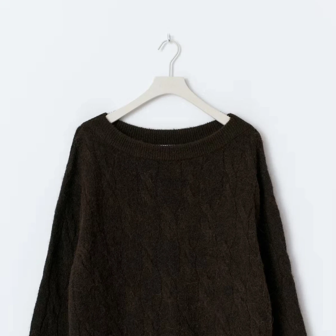 Mörkbrun offshoulder stickad tröja med kabelmönster - 1