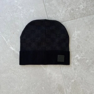 Svart mössa - Helt ny